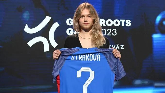  Sára Straková a naša absolventka Andrea Bogorová v najlepšej jedenástke roka..